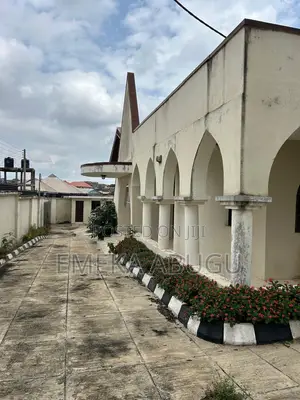 5bdrm Bungalow in Oluyole Estate for rent