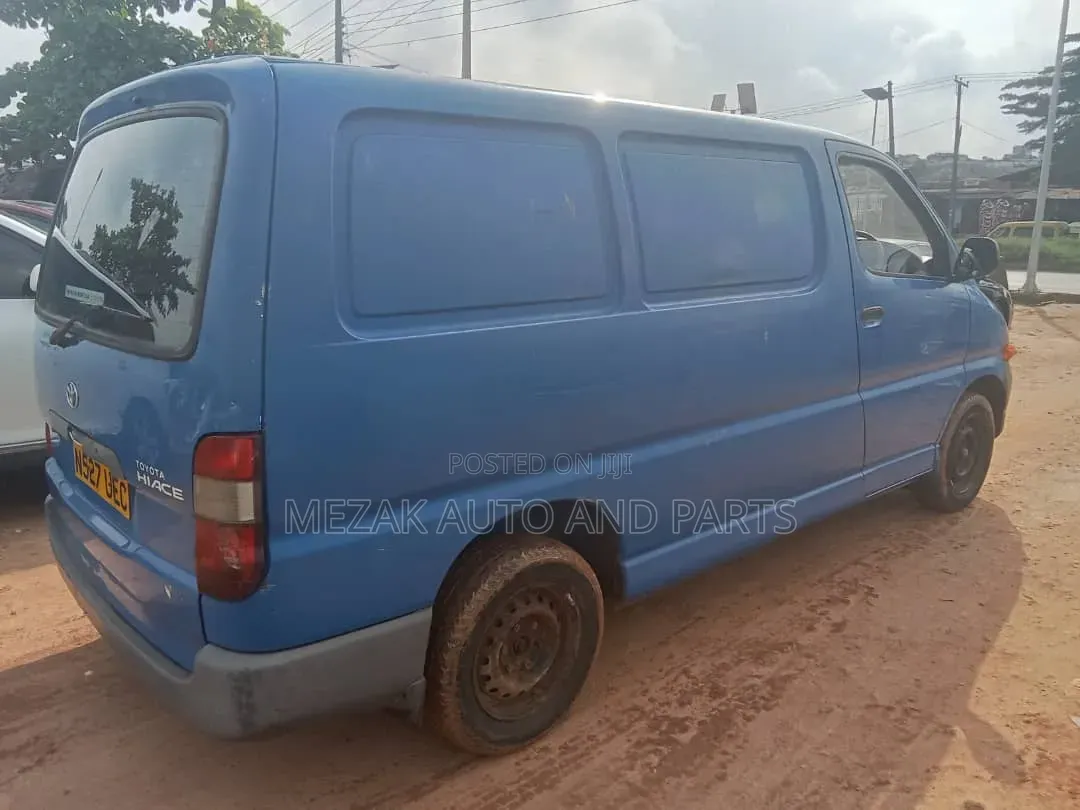 Toyota HiAce 2000 Blue