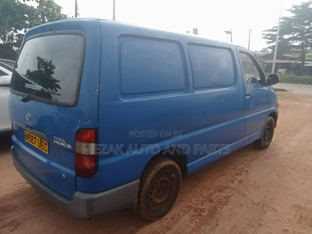 Toyota HiAce 2000 Blue