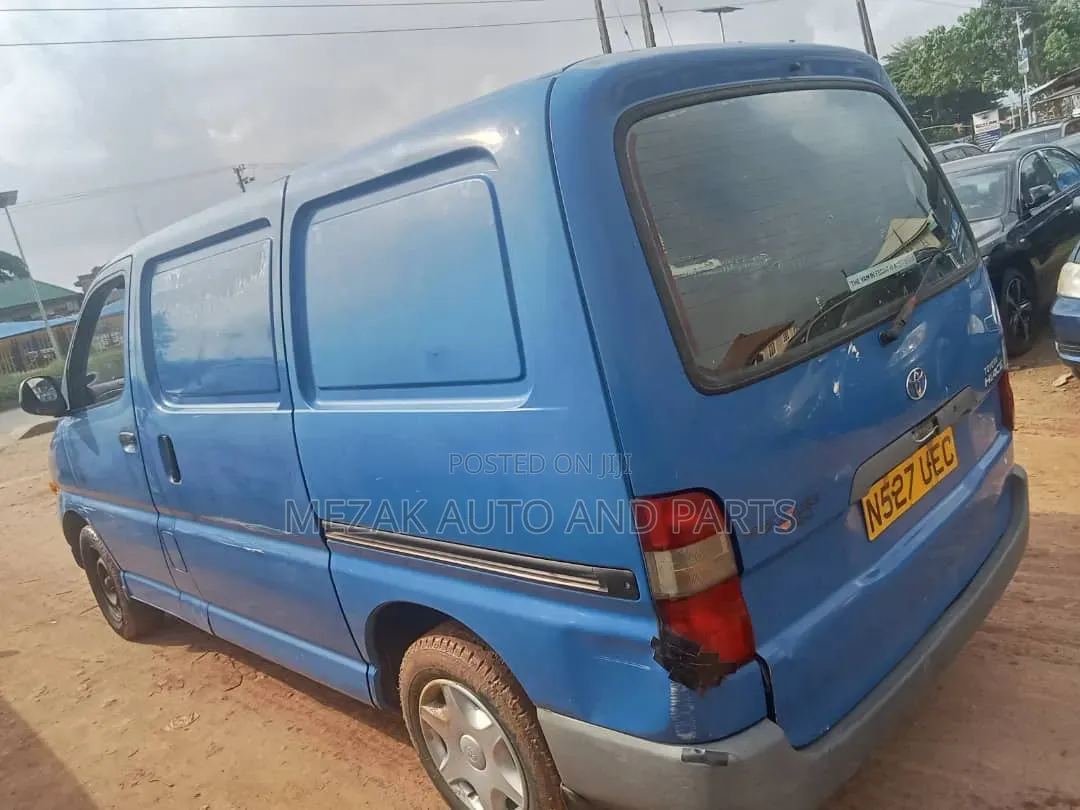 Toyota HiAce 2000 Blue