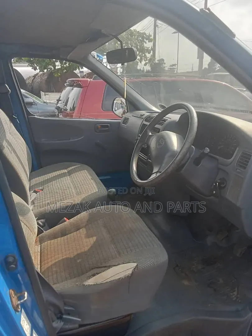 Toyota HiAce 2000 Blue
