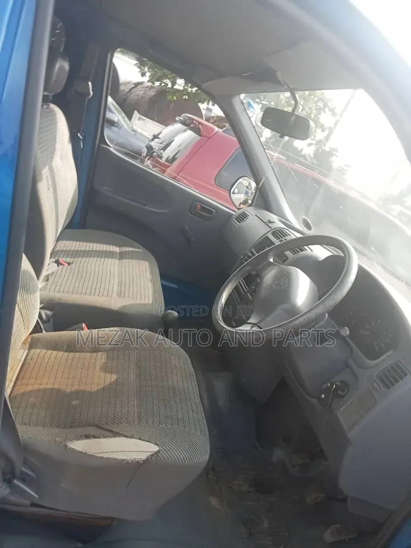 Toyota HiAce 2000 Blue