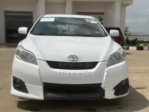 Toyota Matrix Hatchback FWD (1.8L 4cyl 5M) 2010 White
