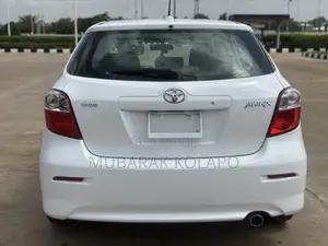 Toyota Matrix Hatchback FWD (1.8L 4cyl 5M) 2010 White