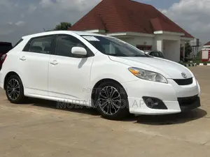 Toyota Matrix Hatchback FWD (1.8L 4cyl 5M) 2010 White