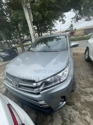 Toyota Highlander XLE 4x4 V6 (3.5L 6cyl 8A) 2017 Silver