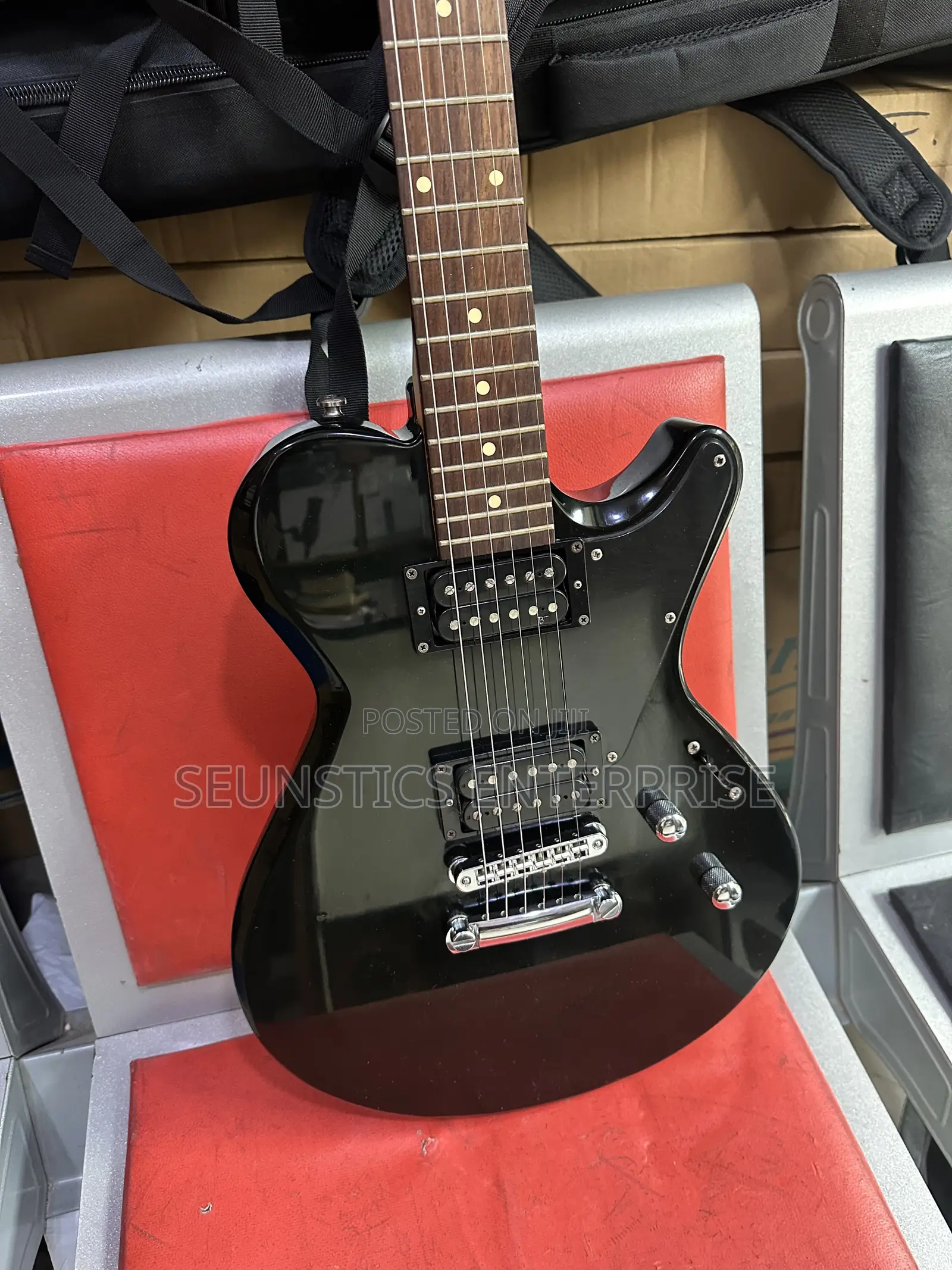 Quality Rogue Les Paul Style Guitar