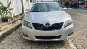 Toyota Camry XLE 4dr Sedan (2.5L 4cyl 6AM) 2010 Silver