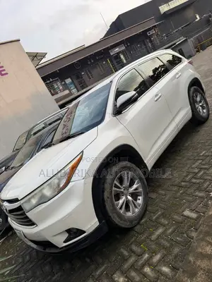 Toyota Highlander XLE 4dr SUV AWD (3.5L 6cyl 6A) 2015 White