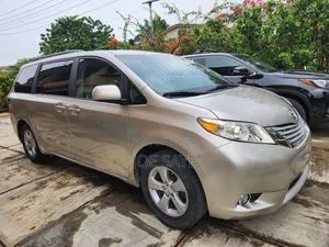 Toyota Sienna 2015 Silver