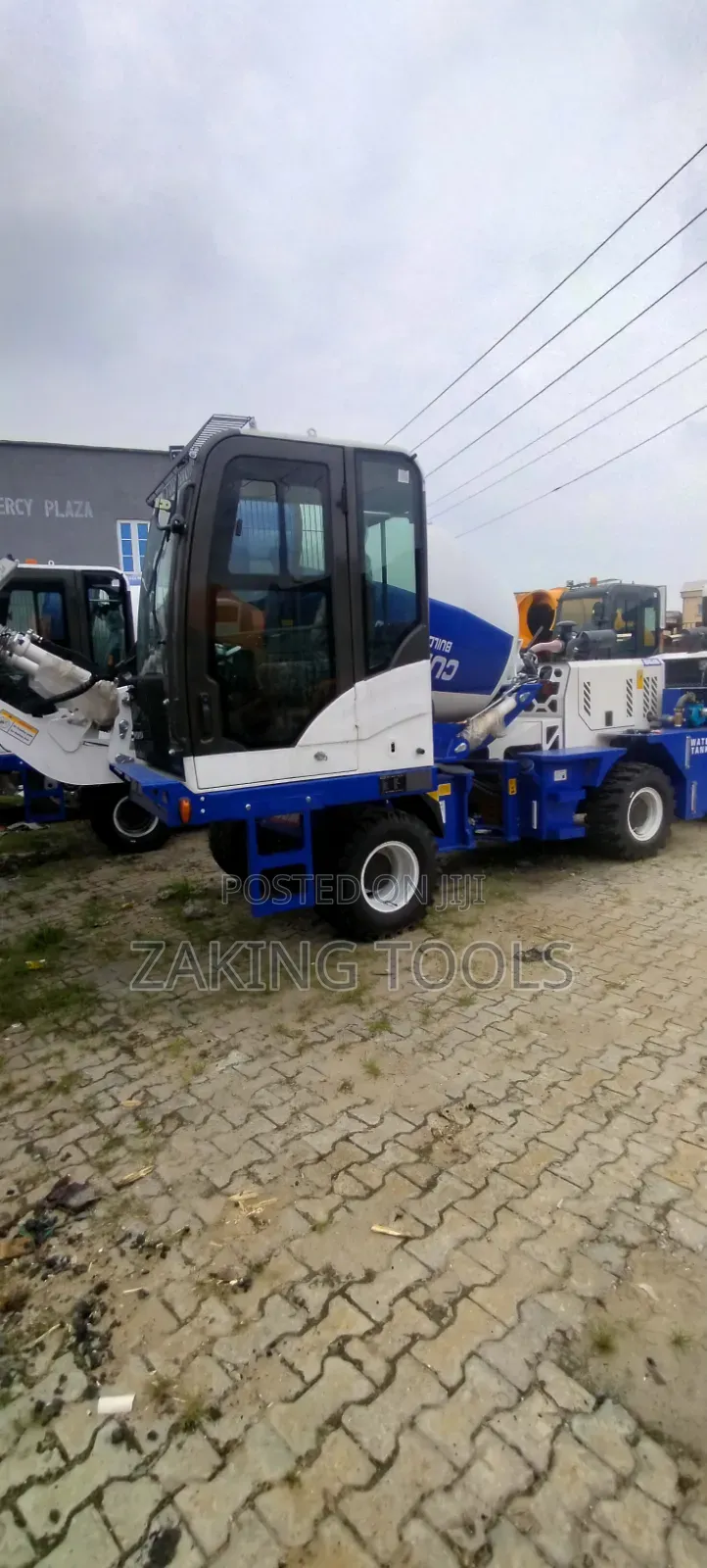 Self-Loading Concrete Mixer Machine