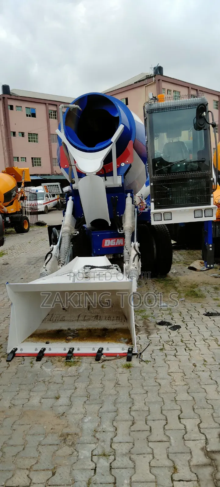 Self-Loading Concrete Mixer Machine