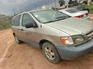 Toyota Sienna 2000 Gold
