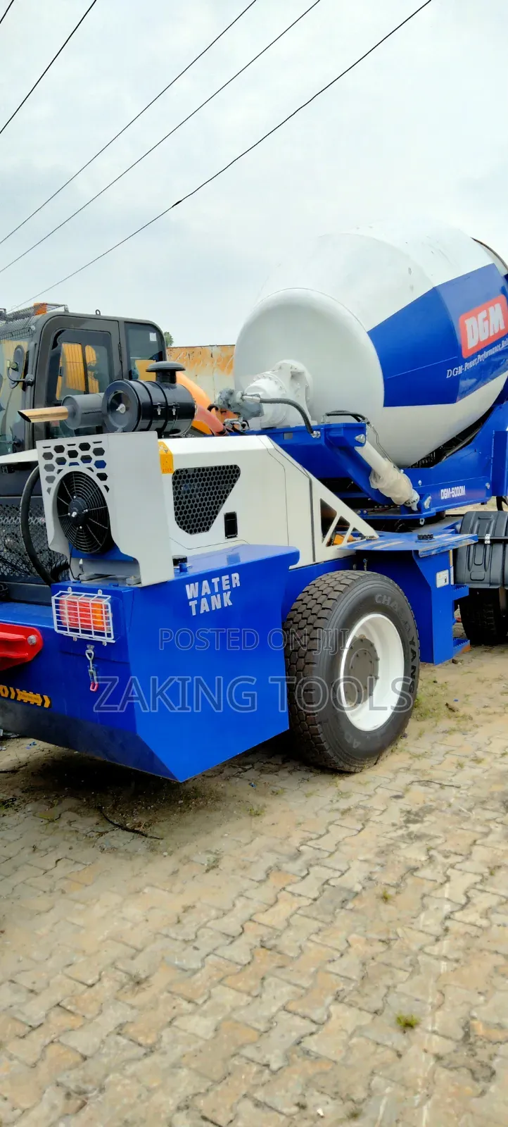 Self-Loading Concrete Mixer Machine