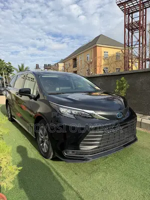 Toyota Sienna XLE 7-Passenger AWD 2025 Black