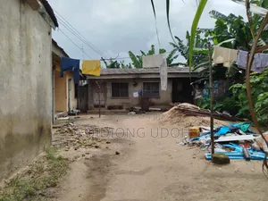 A Land That's About 400sq.m With an Old Room for Sale at 4 Lane, Uyo,