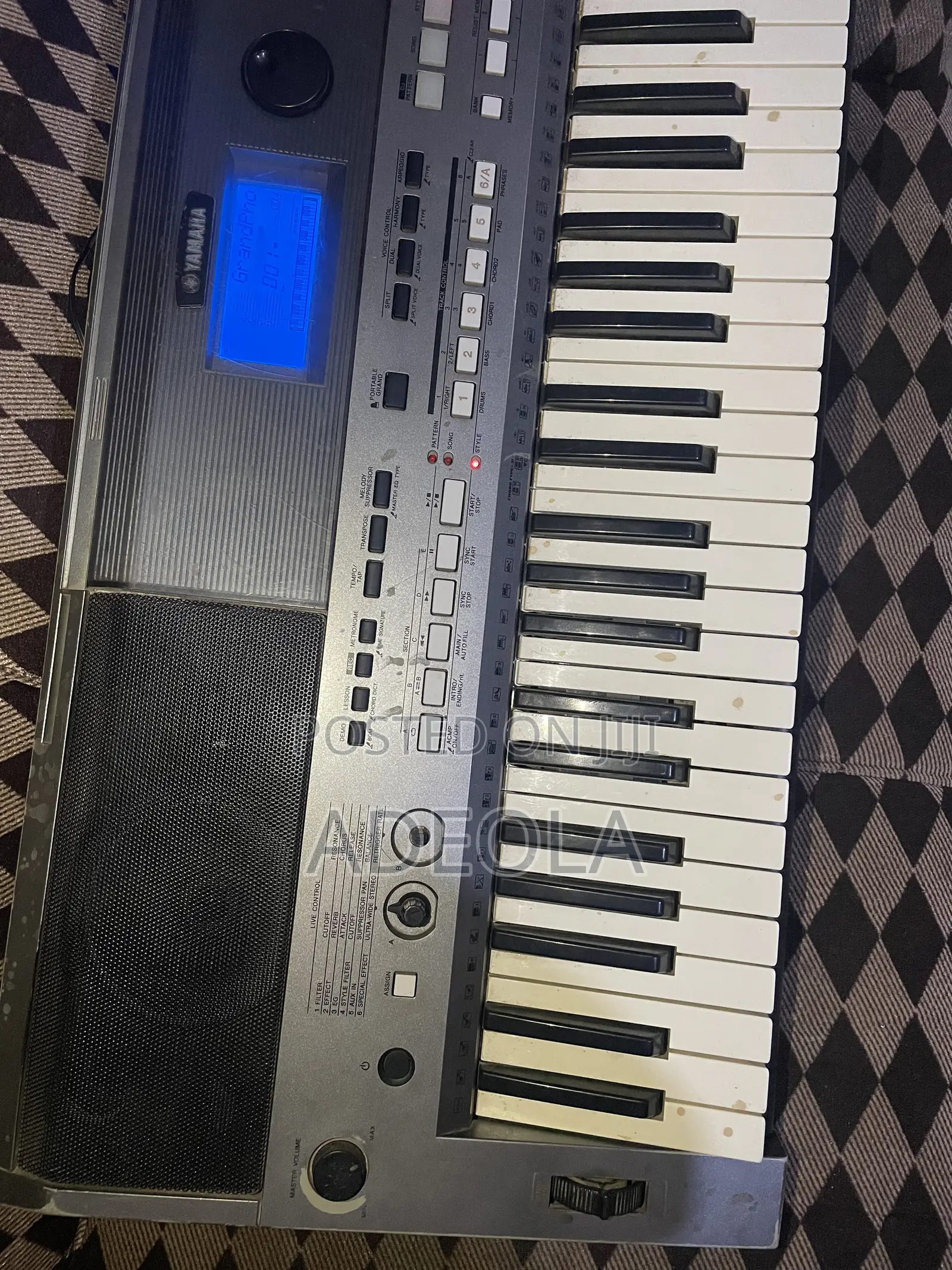 Yamaha E443 Keyboard