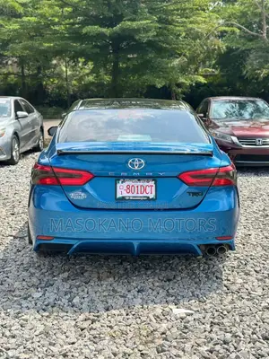 Toyota Camry SE FWD (2.5L 4cyl 8AM) 2018 Blue