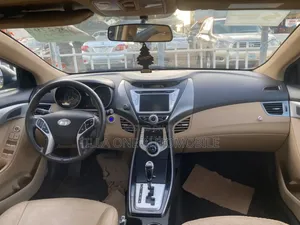 Hyundai Elantra Limited Sedan FWD (1.8L 4cyl 6A) 2013 Gold