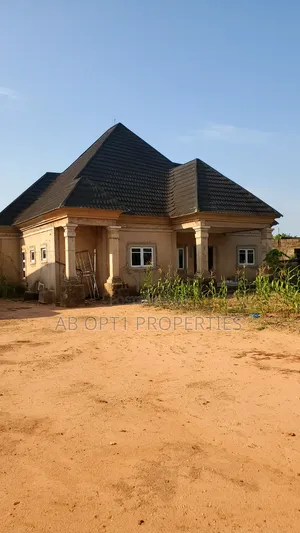 3bdrm Bungalow in Sapele Road, Benin City for sale