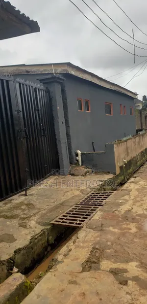 7bdrm Apartment in Alimosho for sale