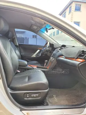 Toyota Camry XLE 4dr Sedan (2.5L 4cyl 6AM) 2010 Silver