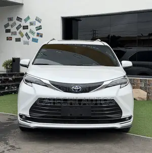 Toyota Sienna LE 2022 White