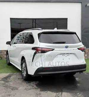 Toyota Sienna LE 2022 White