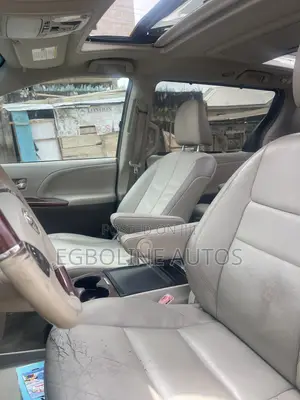 Toyota Sienna XLE 7 Passenger 2012 White