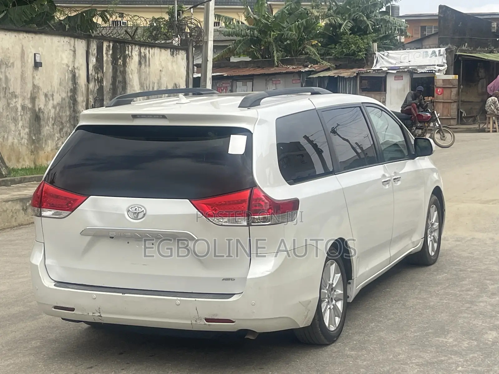 Toyota Sienna XLE 7 Passenger 2012 White