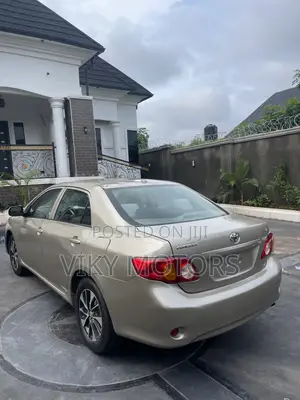 Toyota Corolla LE 4dr Sedan (1.8L 4cyl 4A) 2010 Gold