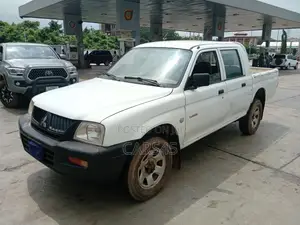 Mitsubishi L200 2005 White