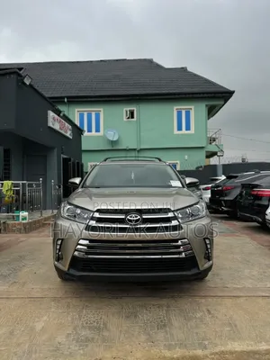 Toyota Highlander XLE V6 4x4 (3.5L 6cyl 6A) 2016 Gold