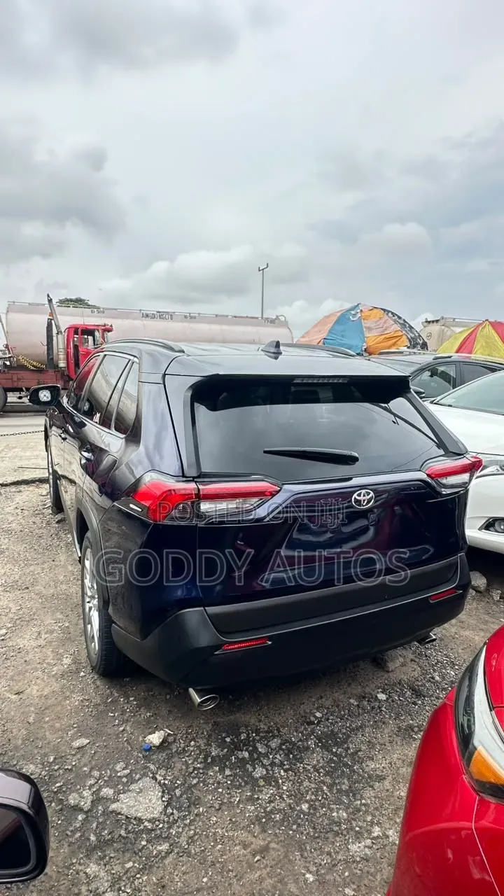 Toyota RAV4 2020 Blue