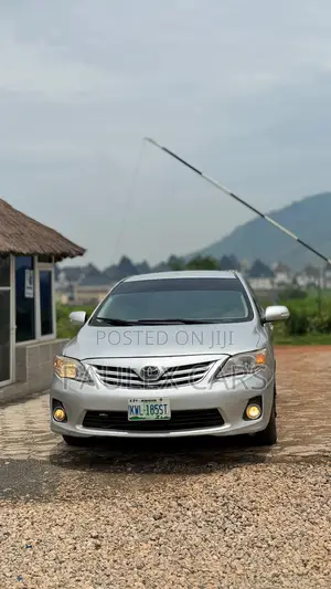 Toyota Corolla LE 4dr Sedan (1.8L 4cyl 4A) 2013 Silver
