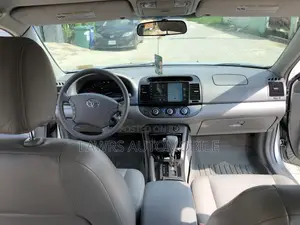 Toyota Camry LE 4dr Sedan (2.4L 4cyl 5A) 2005 Silver