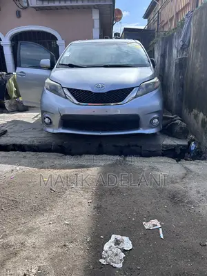 Toyota Sienna SE 8 Passenger 2012 Gray