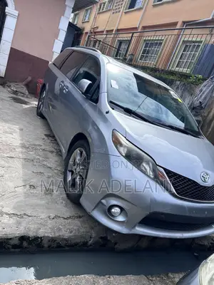 Toyota Sienna SE 8 Passenger 2012 Gray