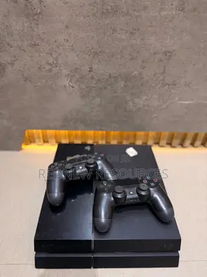 Ps4 Fat With Controllers