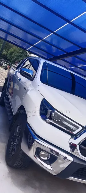 Toyota Hilux 2022 White