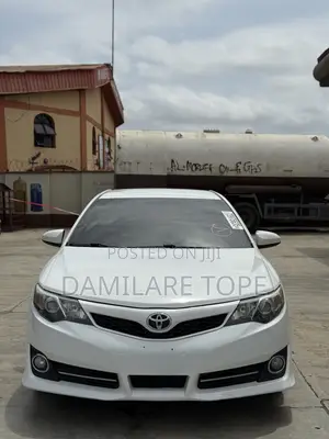 Toyota Camry SE 4dr Sedan (2.5L 4cyl 6A) 2014 White