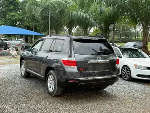 Toyota Highlander SE 2012 Gray