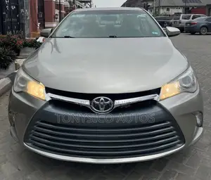 Toyota Camry XLE 4dr Sedan (2.5L 4cyl 6A) 2016 Gold