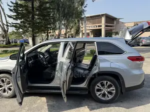 Toyota Highlander XLE 4dr SUV AWD (3.5L 6cyl 6A) 2015 Silver