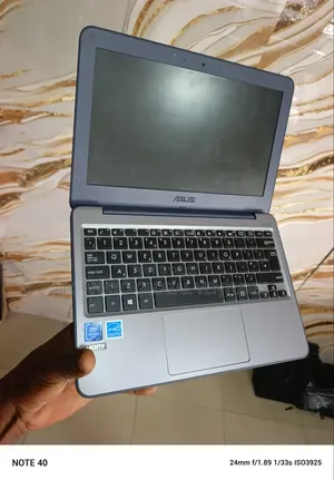 Laptop Asus VivoBook W202 4GB Intel Celeron SSD 60GB