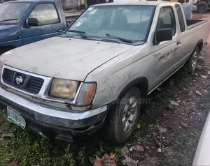 Nissan Frontier 2000 Silver