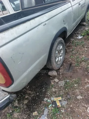 Nissan Frontier 2000 Silver