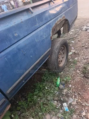 Nissan Pick-Up 1997 Blue