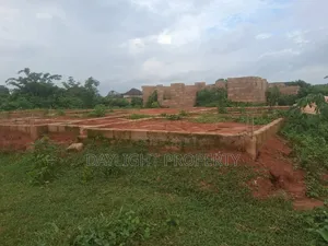 3bdrm Block of Flats in Daylight Property, Benin City for sale