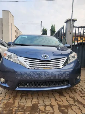 Toyota Sienna XLE Premium 8-Passenger 4dr Minivan (3.5L 6cyl 6A) 2015